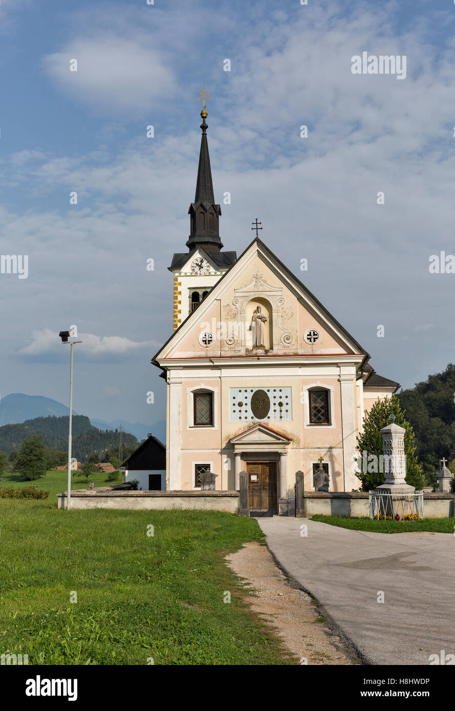 Chiesa Parrocchiale di Santa Margherita, tradizionale della Chiesa cattolica in Bohinjska Bela Village, vicino al lago di Bled, Slovenia. Foto Stock