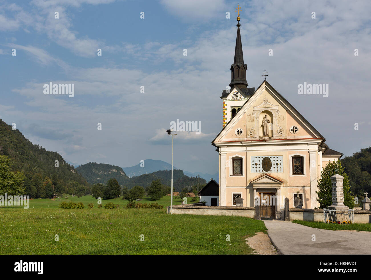 Chiesa Parrocchiale di Santa Margherita, tradizionale della Chiesa cattolica in Bohinjska Bela Village, vicino al lago di Bled, Slovenia. Foto Stock