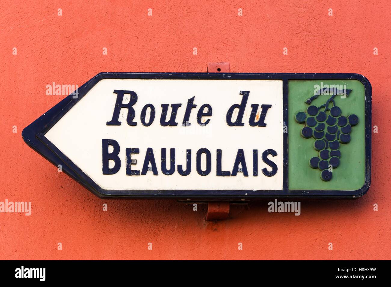 Strada di Beaujolais segno su un muro rosso, Francia Foto Stock