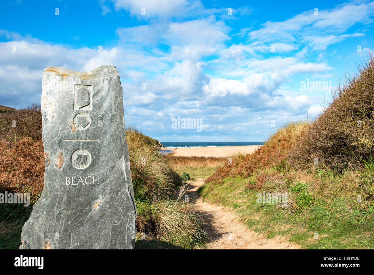 Un segno di direzione e il sentiero per la spiaggia di Holywell Bay in Cornovaglia, England, Regno Unito Foto Stock