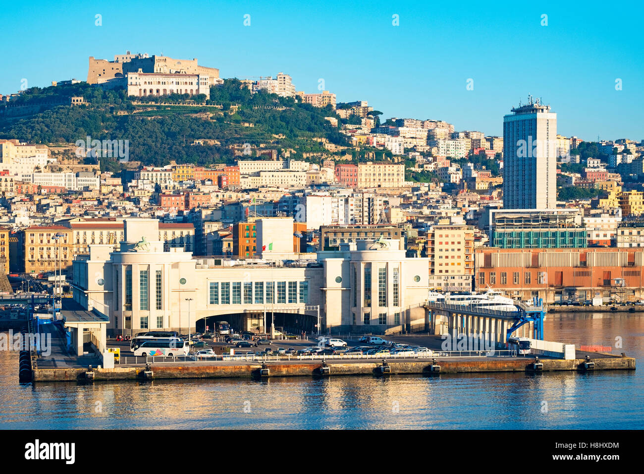 Ingresso del porto di Napoli, Italia Foto Stock