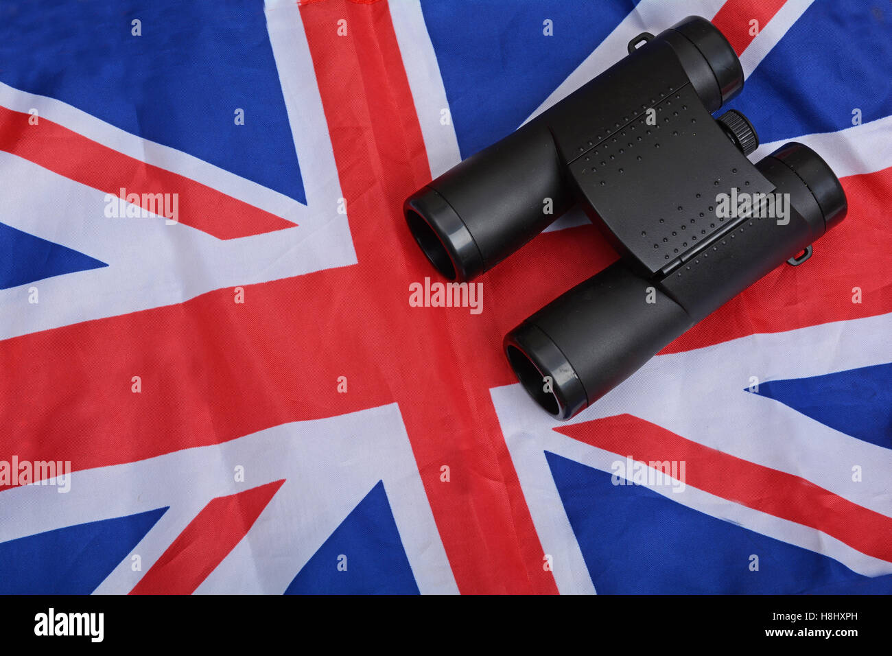 Il binocolo sul Regno Unito bandiera dello sfondo. Foto Stock
