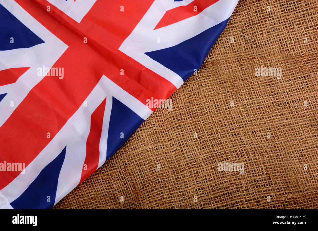 Unione Jack Regno re bandiera banner sulla texture di iuta. Foto Stock