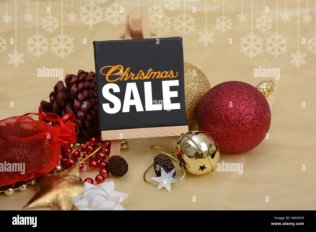 Natale vendita Banner con decorazione di ornamenti, sfere di pino, campane. Foto Stock