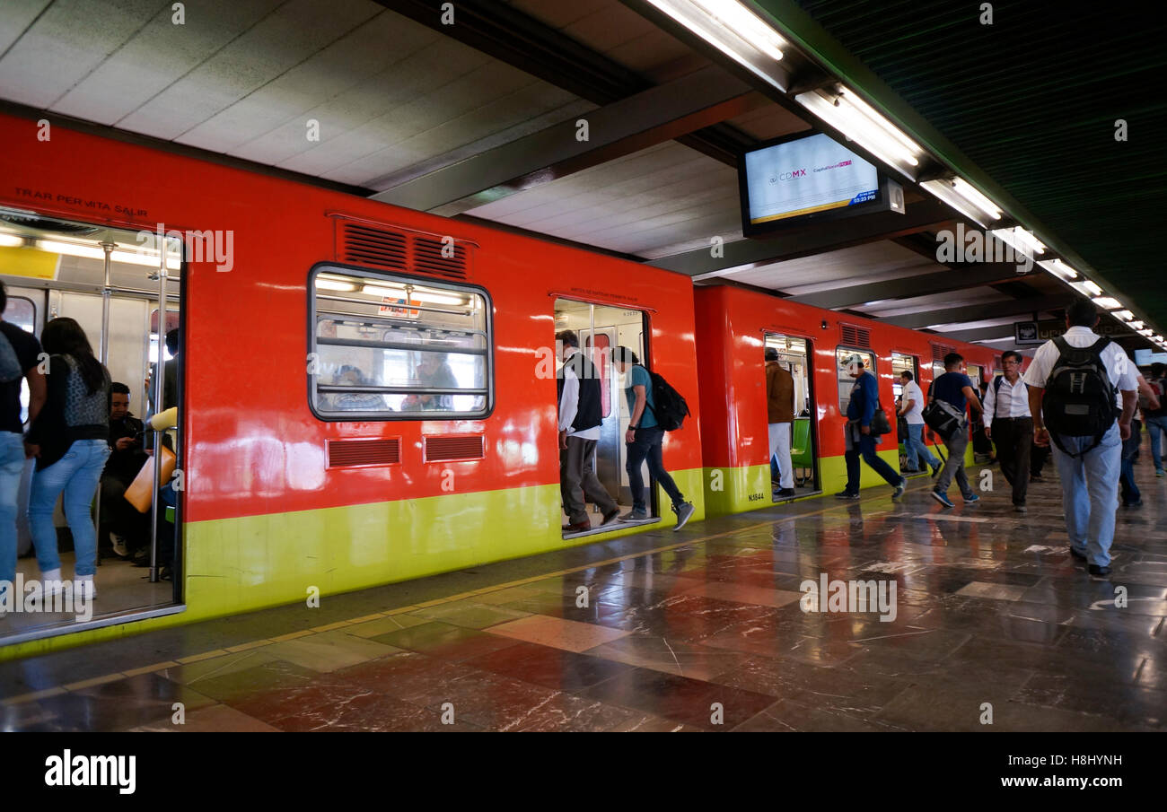 Piattaforma metropolitana a Città del Messico, Messico Foto Stock