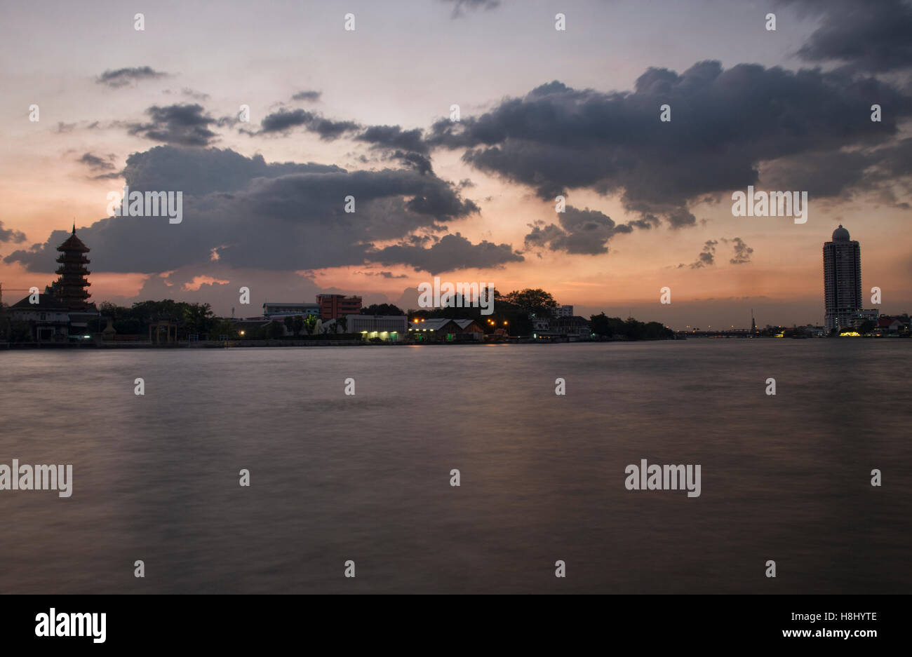 Tramonto sul Fiume Chao Phraya, Bangkok, Thailandia Foto Stock