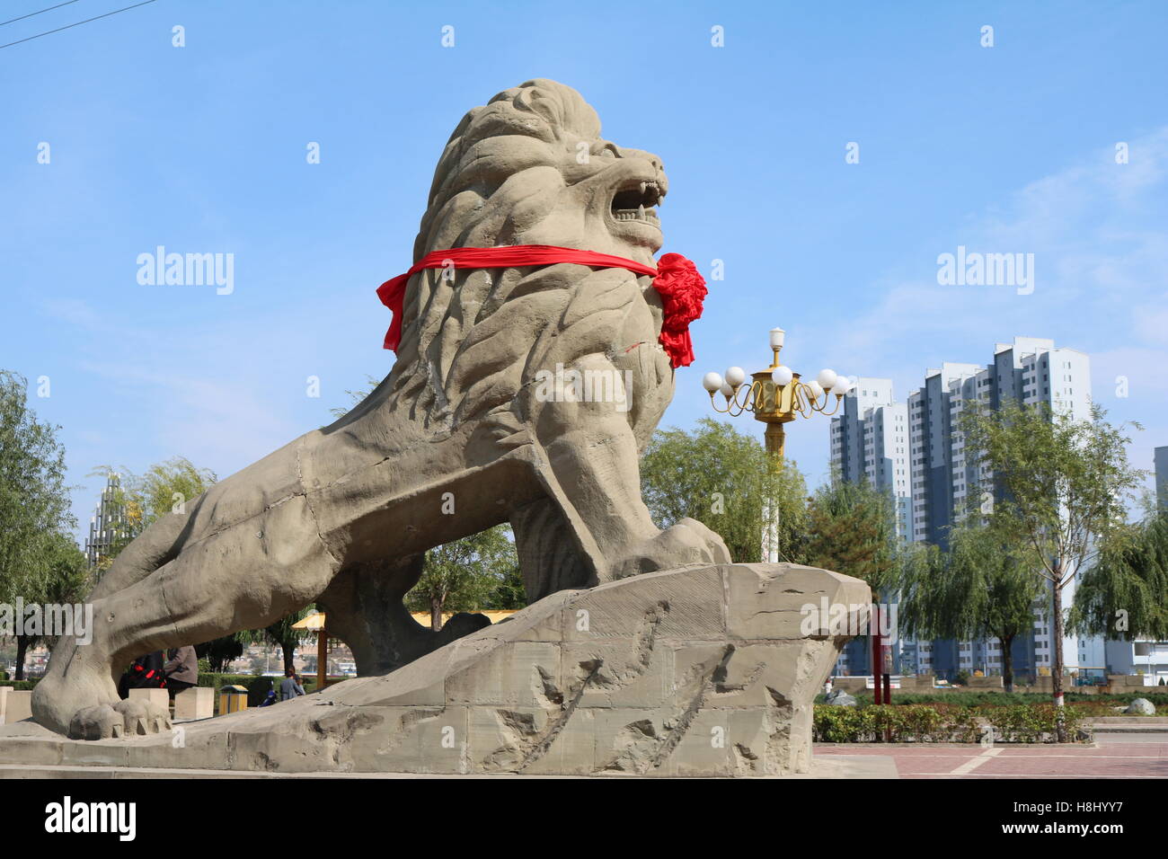 Il cinese leone di pietra protegge il mondo moderno Foto Stock