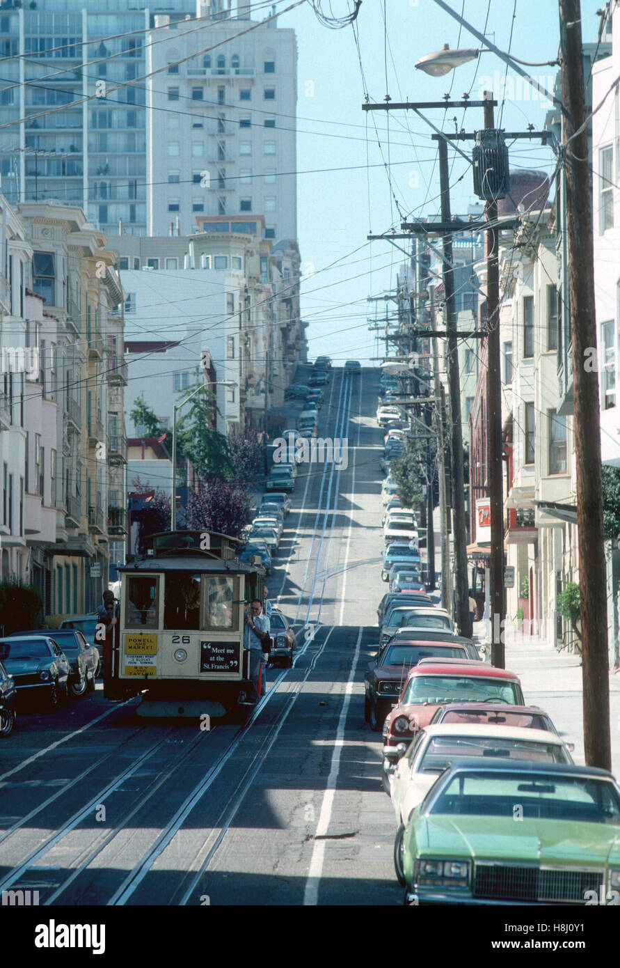 SAN FRANCISCO STATI UNITI D'AMERICA funivia in una strada di città Foto Stock