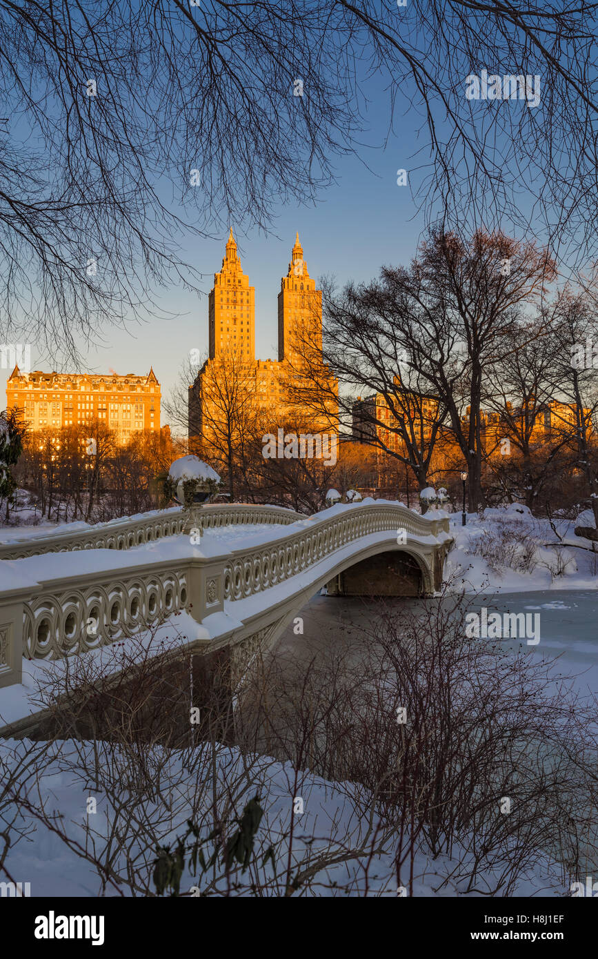 Central Park inverno alba sul lago ghiacciato con ponte di prua con Upper West Side di edifici. La città di New York Foto Stock