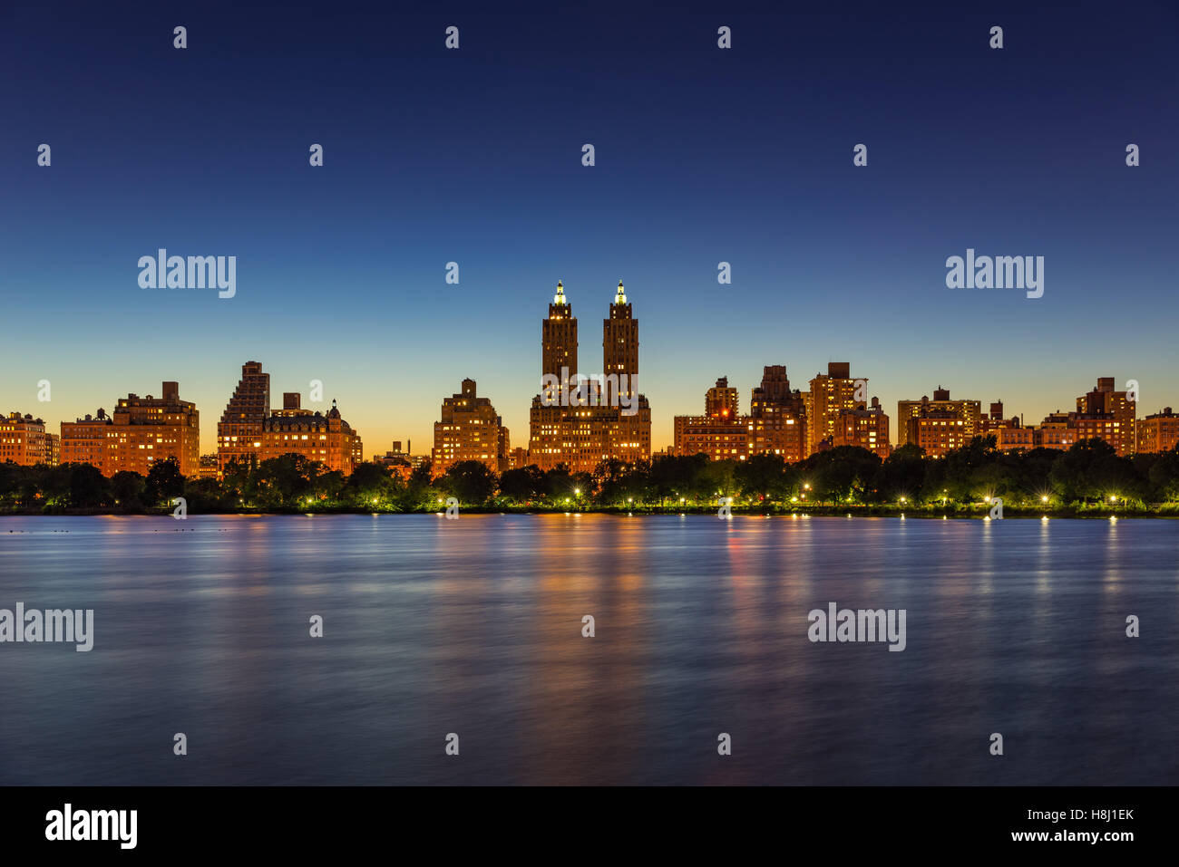 Upper West Side edifici e Central Park Jacqueline Kennedy Onassis serbatoio al crepuscolo in estate. Manhattan, New York City Foto Stock