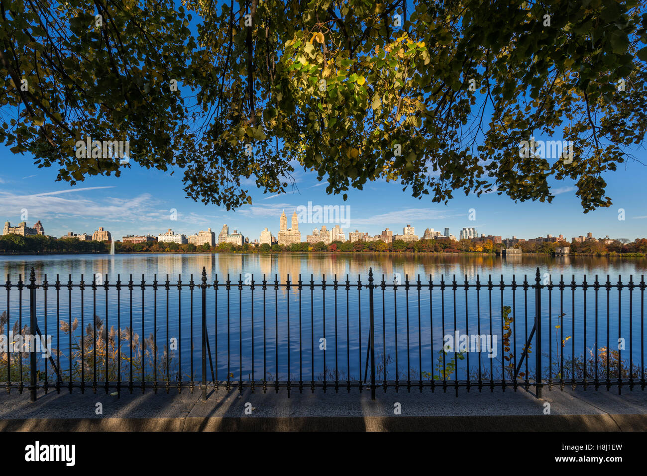 Rientrano nel parco centrale con vista sulla Upper West Side da Jacqueline Kennedy Onassis serbatoio. La città di New York Foto Stock