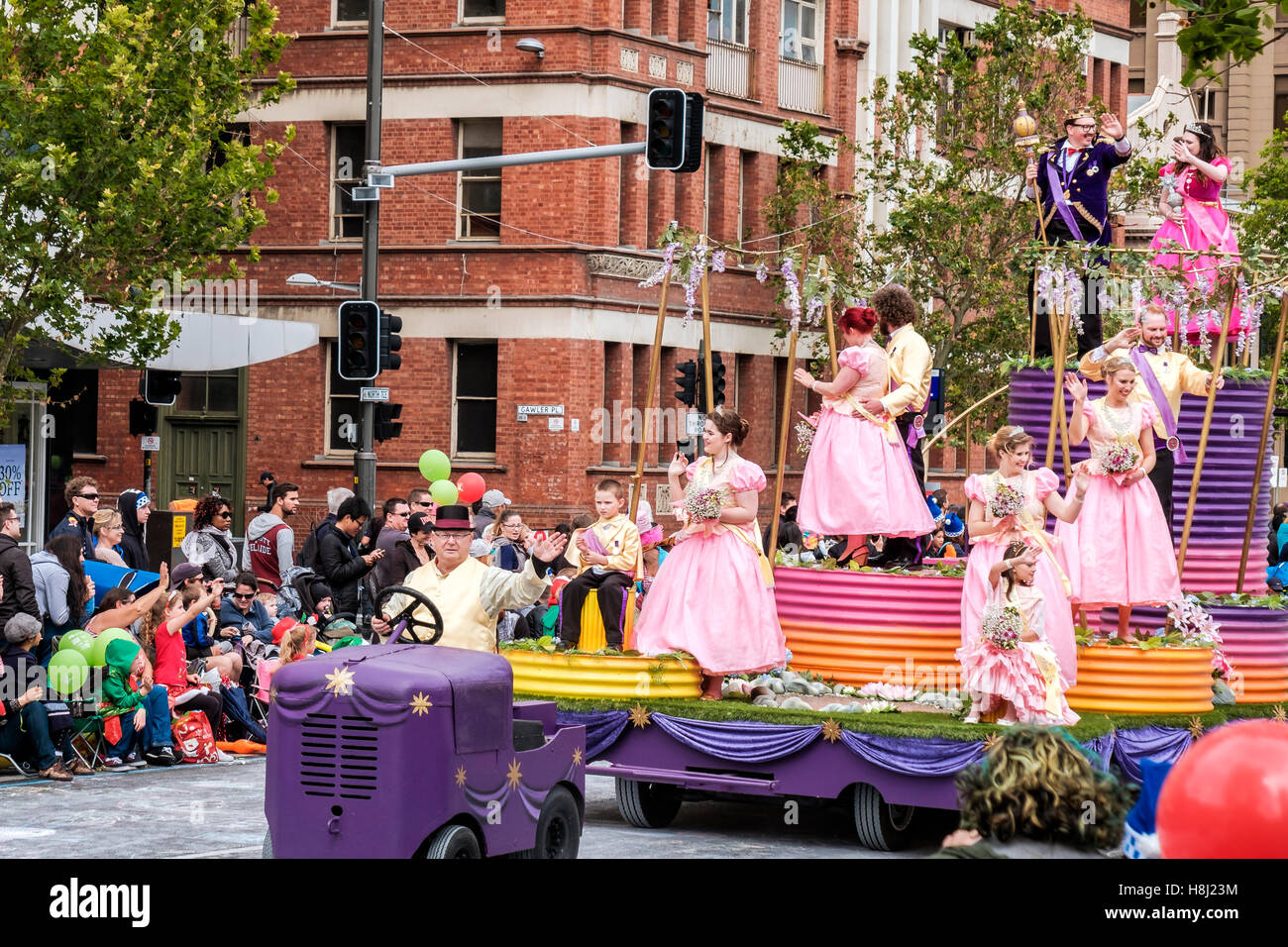 Adelaide, Australia Meridionale - Novembre 12, 2016: Più di 250.000 è venuto al centro della città per vedere 172 set colorati. Foto Stock