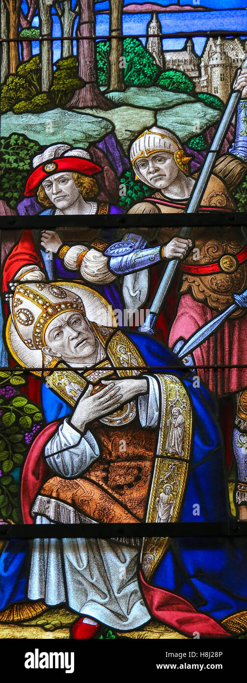 Vetrata raffigurante il Martirio di San Rumbold, patrono di Mechelen, nella Cattedrale di San Rumbold in me Foto Stock
