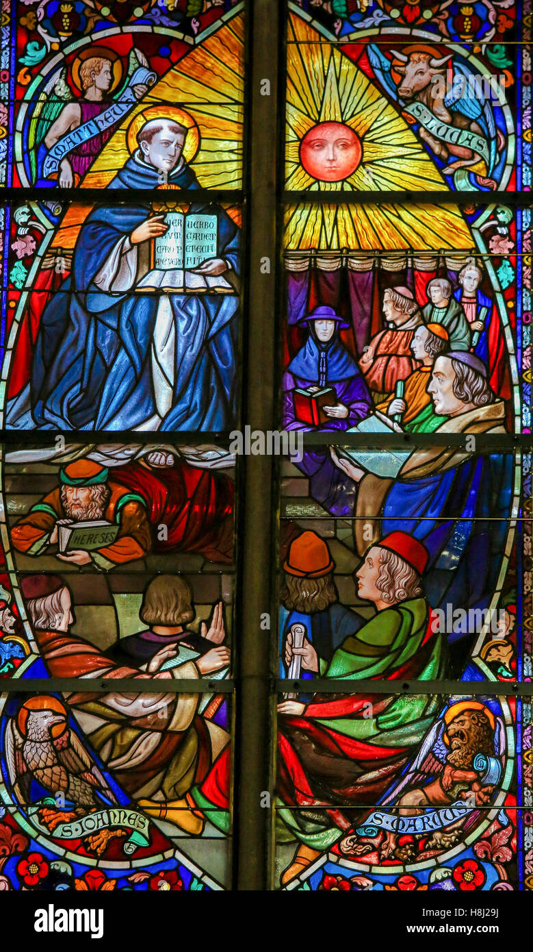 Vetrata raffigurante san Tommaso d Aquino (1225 - 1274), un italiano di frate domenicano e dottore della Chiesa Foto Stock