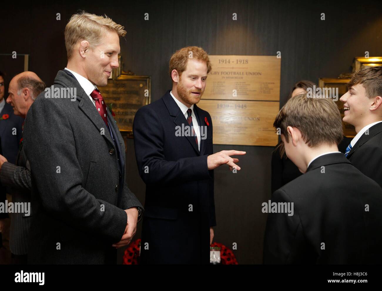 Il principe Harry, centro incontra contributori di progetti RFU per commemorare la Prima Guerra Mondiale dopo l'arrivo per l'autunno International Inghilterra vs Sud Africa partita di rugby a Twickenham Stadium di Londra. Foto Stock