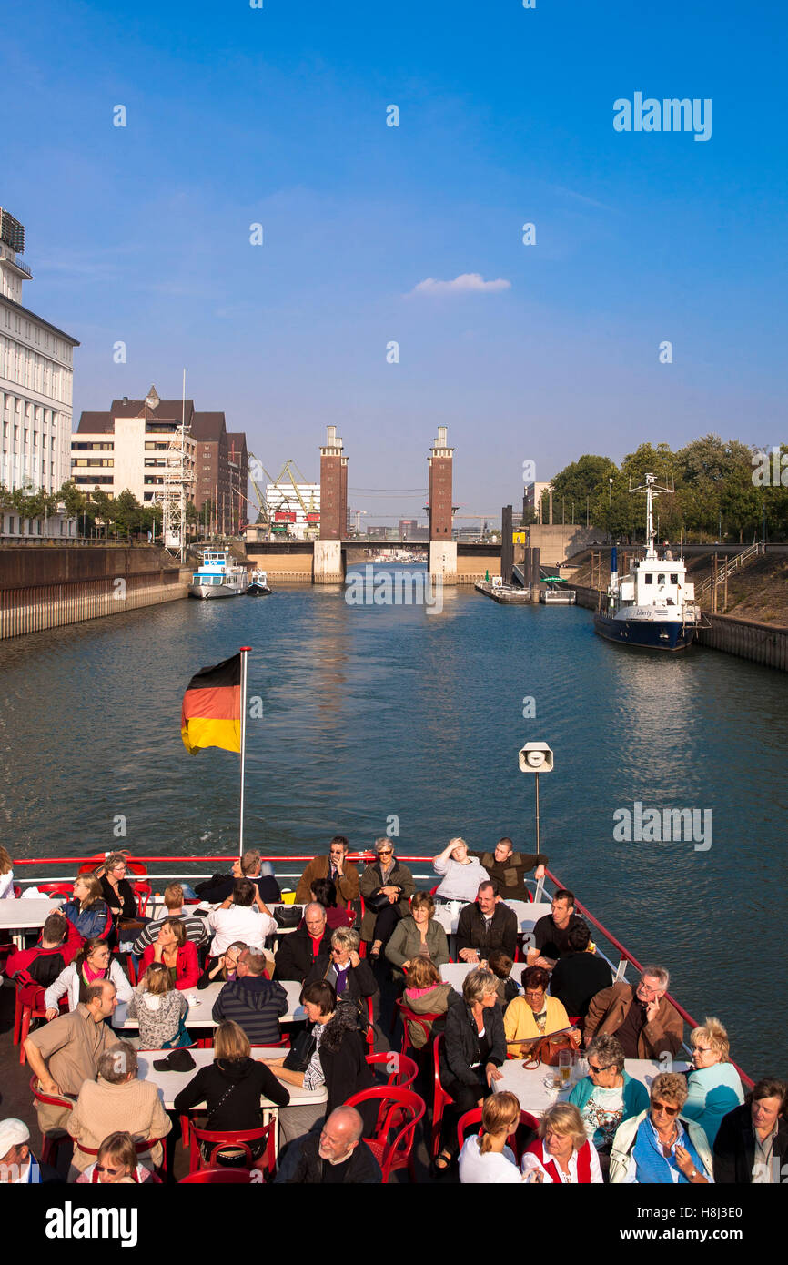 Germania, la zona della Ruhr, Duisburg, harbor tour, il ponte Schwanentor presso il porto di Innenhafen. Foto Stock