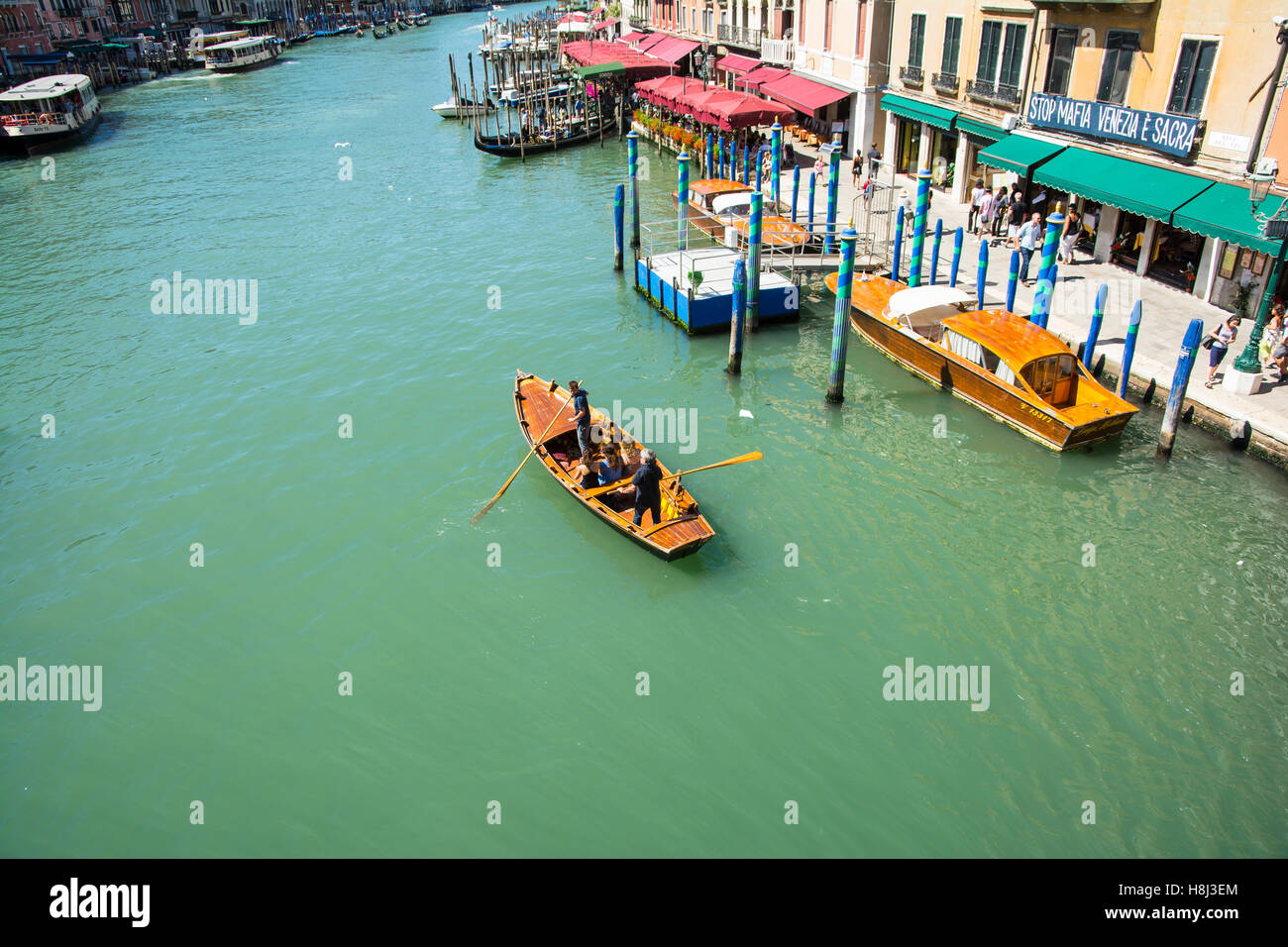 Venezia,Italy-August 17,2014:visualizzazione di una barca a remi con turisti sul Canal Grande di Venezia durante un giorno d'estate. Foto Stock