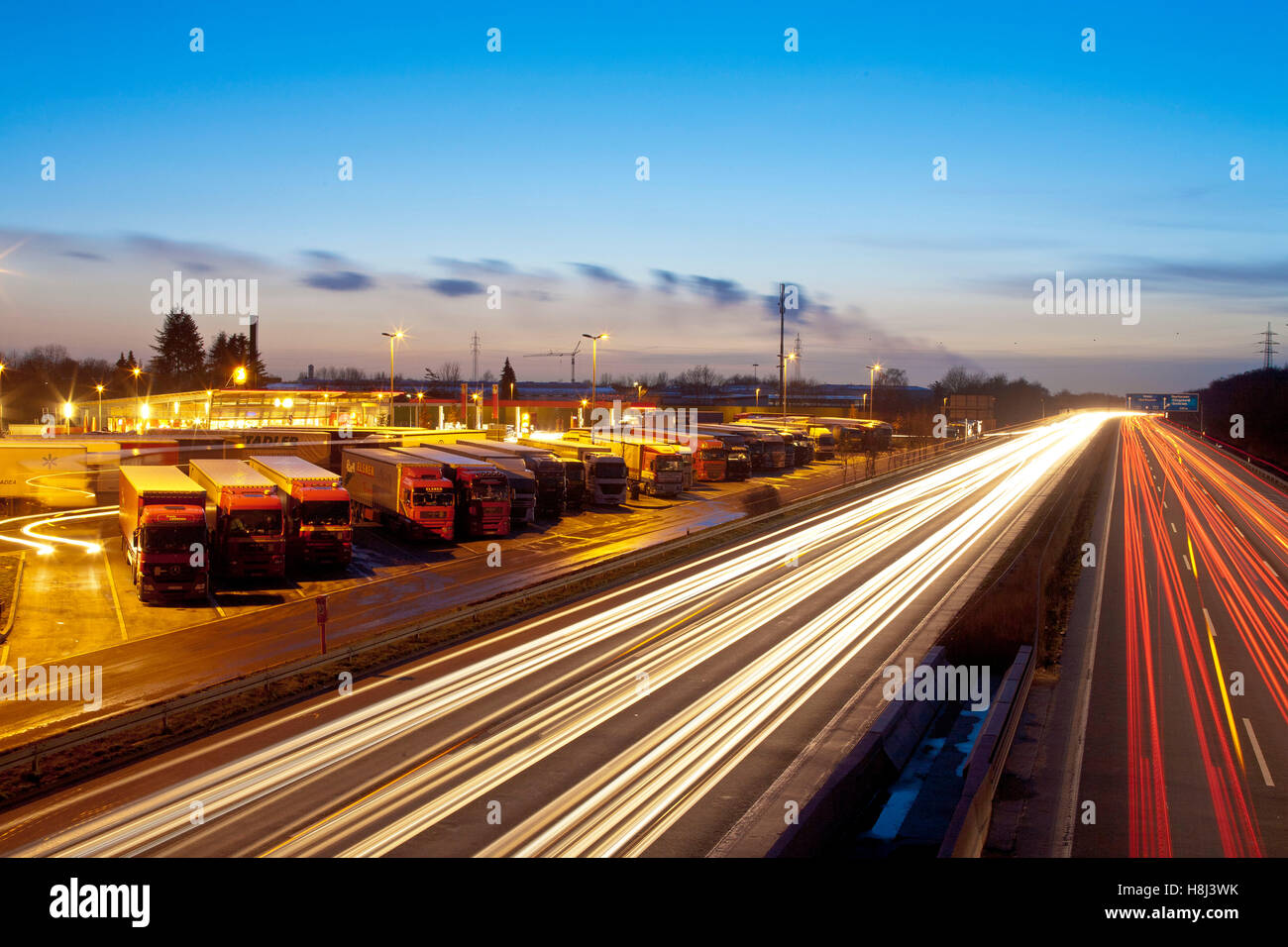 Germania, la zona della Ruhr, Bottrop, autostrada stazione presso l'autostrada A2 in direzione Hannover, arresto carrello. Foto Stock