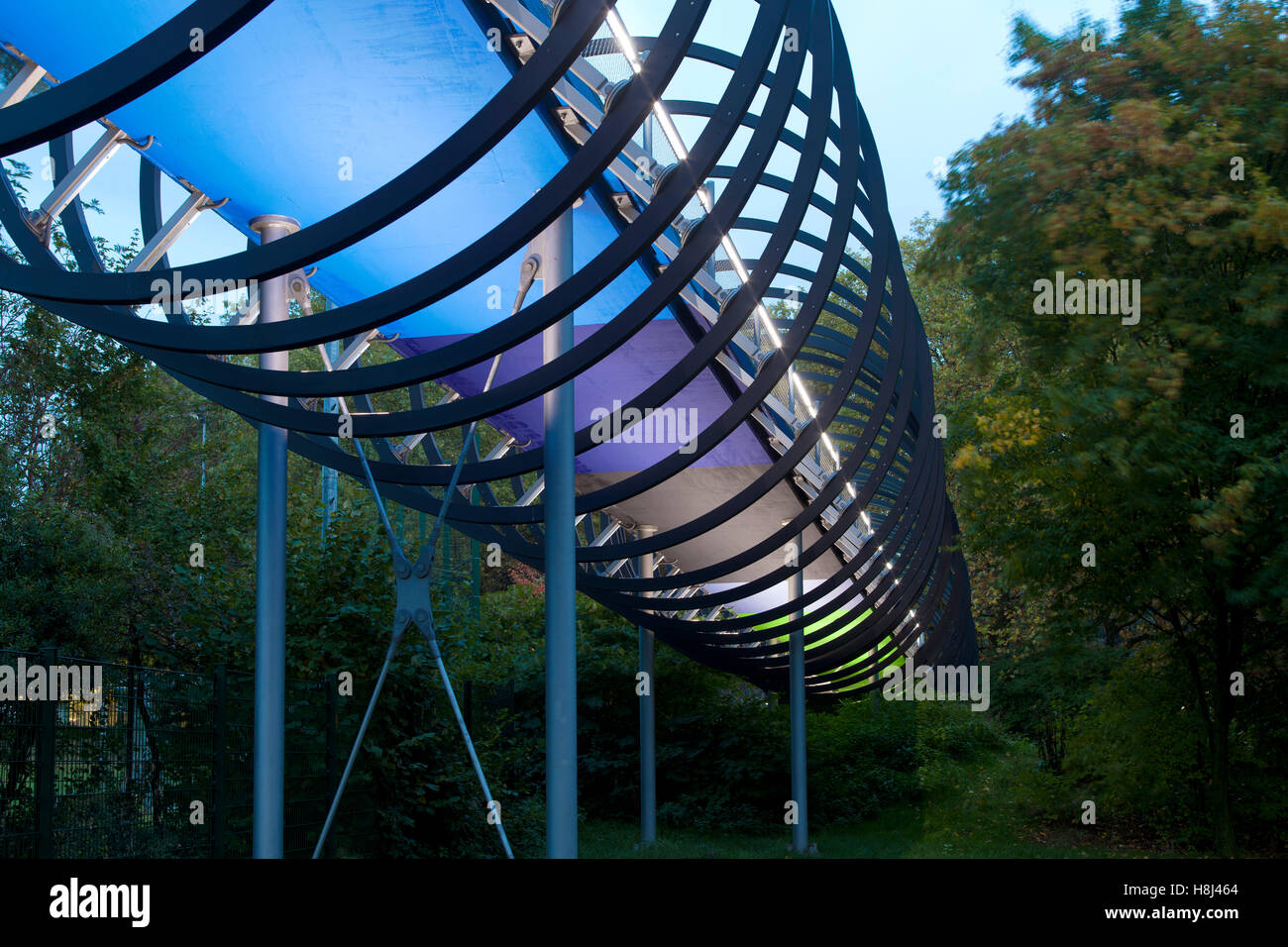 Germania, Oberhausen, illuminato ponte pedonale Slinky molle per fama anche chiamato Rehberger ponte attraverso il canale Rhein-Herne Foto Stock