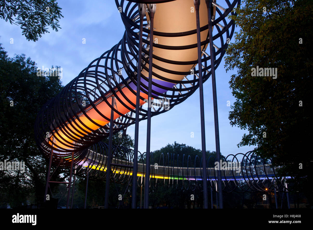 Germania, Oberhausen, illuminato ponte pedonale Slinky molle per fama anche chiamato Rehberger ponte attraverso il canale Rhein-Herne Foto Stock