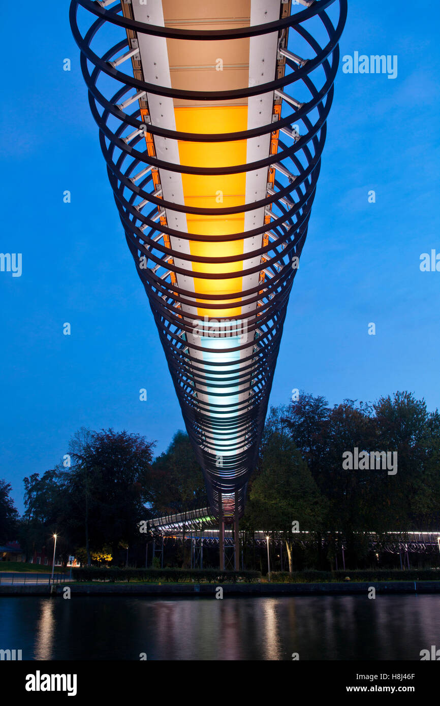 Germania, Oberhausen, illuminato ponte pedonale Slinky molle per fama anche chiamato Rehberger ponte attraverso il canale Rhein-Herne Foto Stock