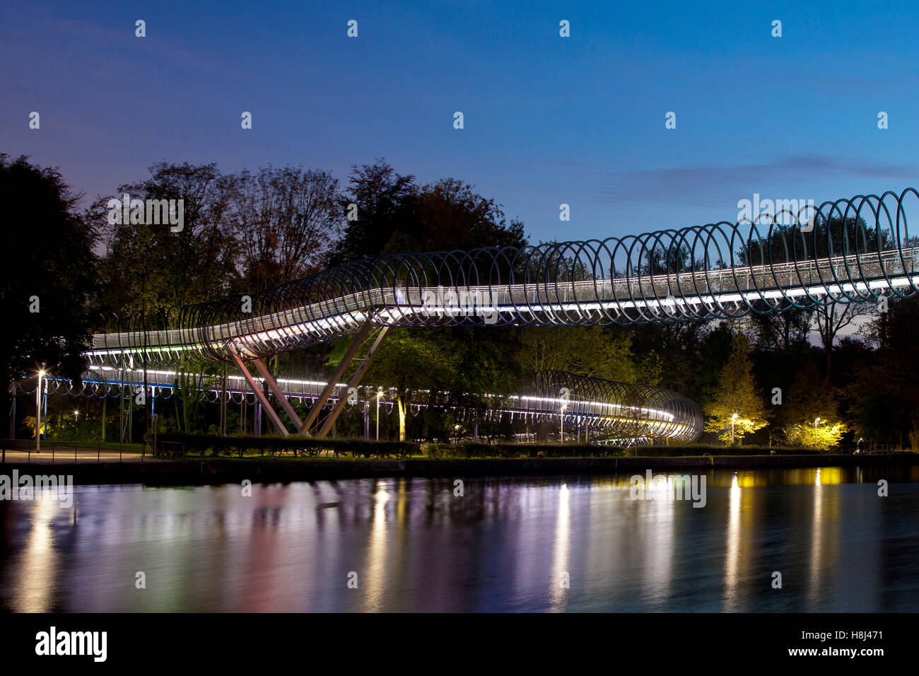 Germania, Oberhausen, illuminato ponte pedonale Slinky molle per fama anche chiamato Rehberger ponte attraverso il canale Rhein-Herne Foto Stock