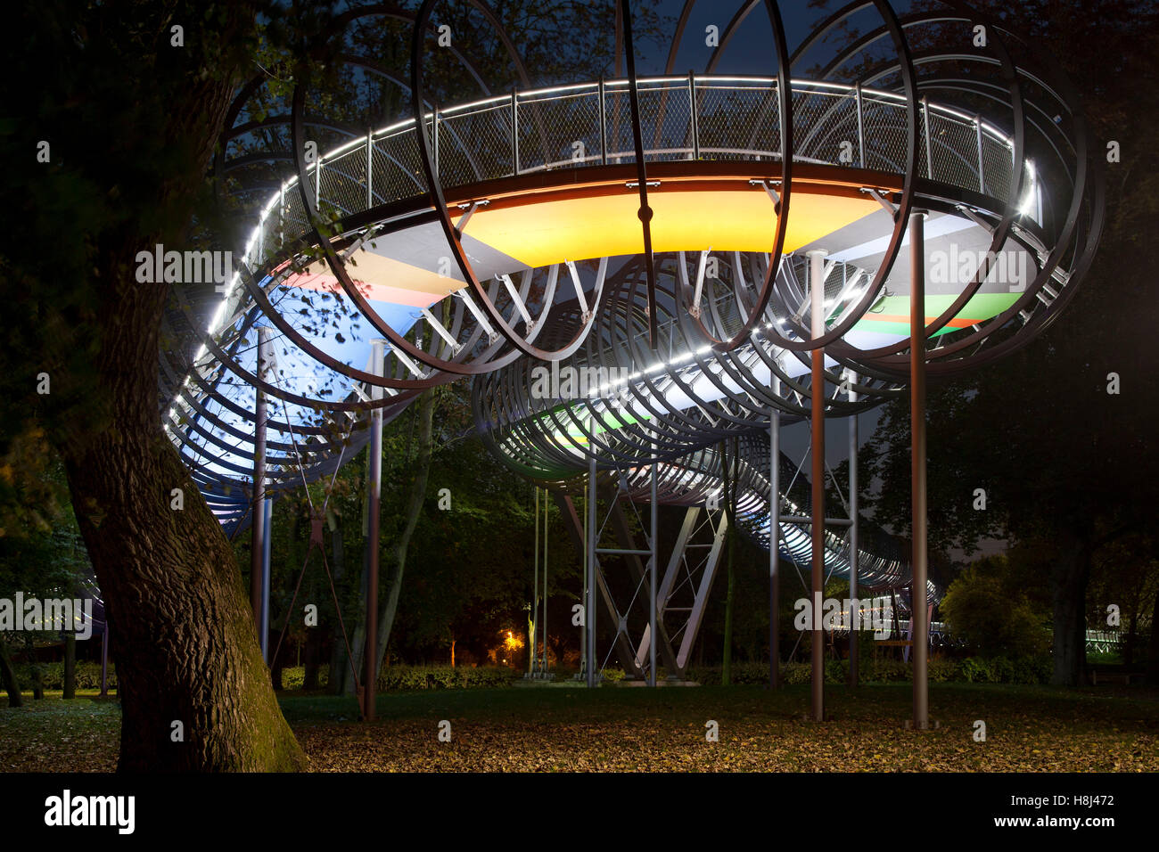 Germania, Oberhausen, illuminato ponte pedonale Slinky molle per fama anche chiamato Rehberger ponte attraverso il canale Rhein-Herne Foto Stock