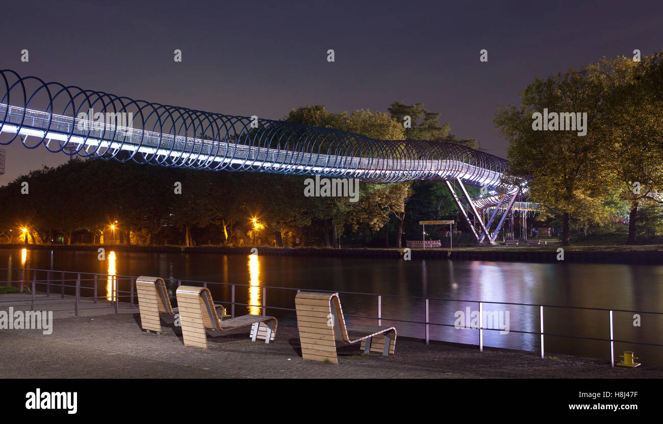 Germania, Oberhausen, illuminato ponte pedonale Slinky molle per fama anche chiamato Rehberger ponte attraverso il canale Rhein-Herne Foto Stock