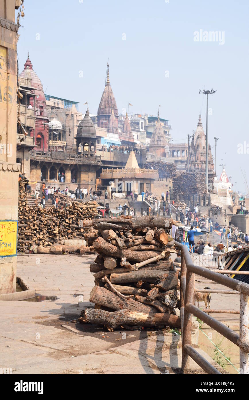 Pire di legno pronto per la cremazione rituali sul ghats di Varanasi, Uttar Pradesh, India Foto Stock