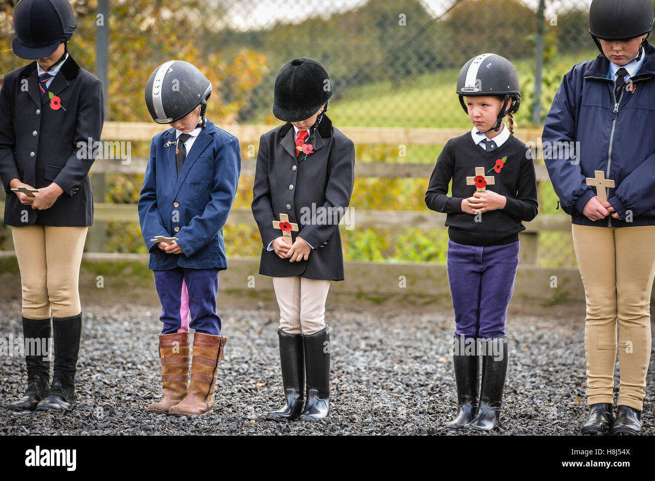 I giovani membri del RNRM Sella Junior Club tenere croci di legno presso la Royal Navy e Royal Marines Maneggio a Bickleigh Barracks, Plymouth, durante il primo memoriale di servizio dedicato ai cavalli uccisi o feriti nel conflitto. Foto Stock