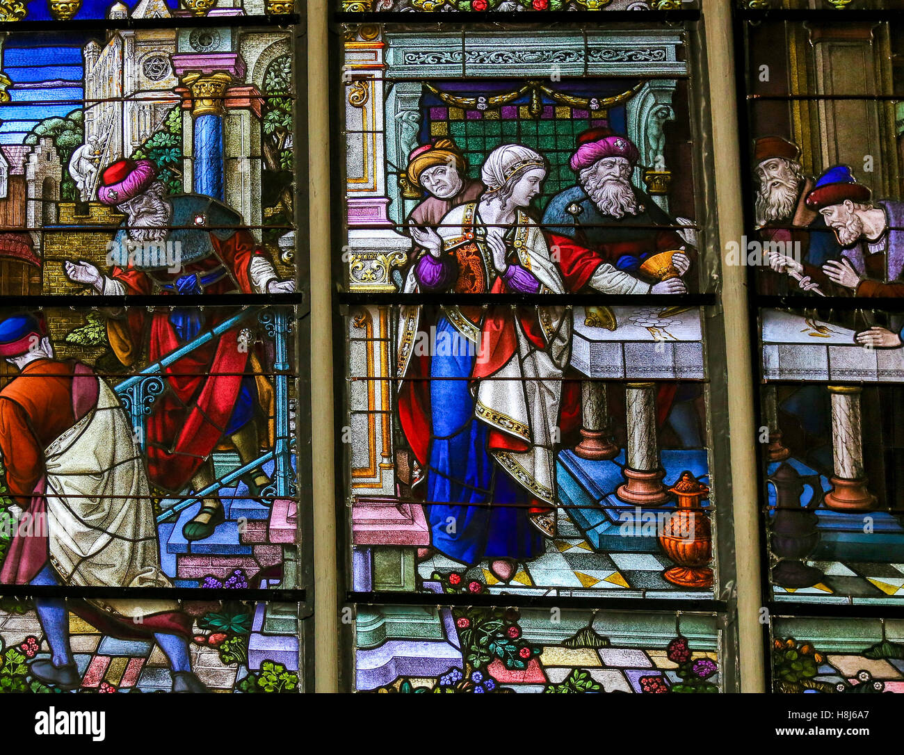 Vetrata raffigurante la leggenda locale di ebrei rubare pane sacramentale, nella Cattedrale di Mechelen, Belgio. Questo antisem Foto Stock
