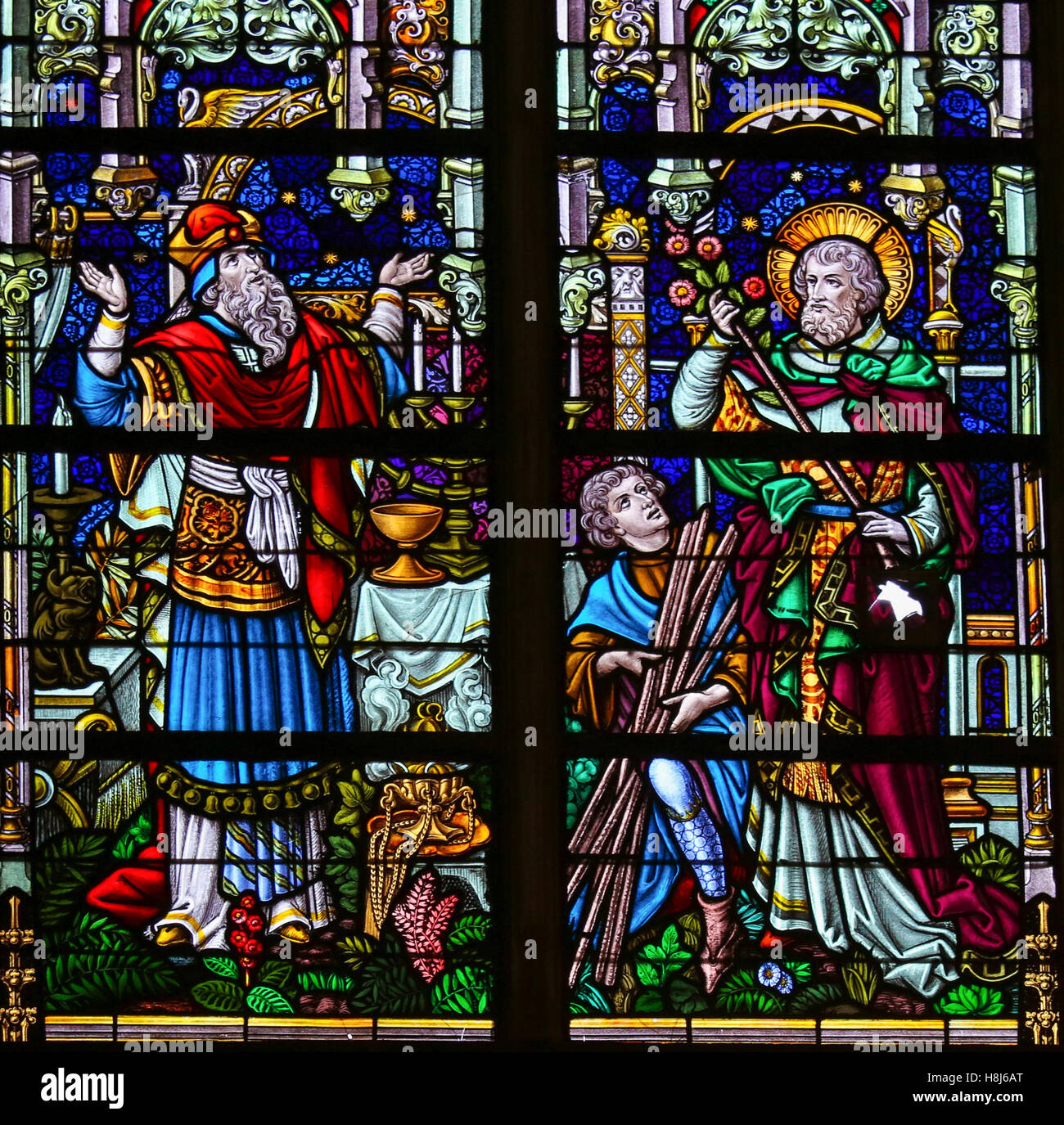 Vetrata raffigurante una scena della vita di San Giuseppe nella cattedrale di Saint Rumboldt in Mechelen, Belgio. Foto Stock