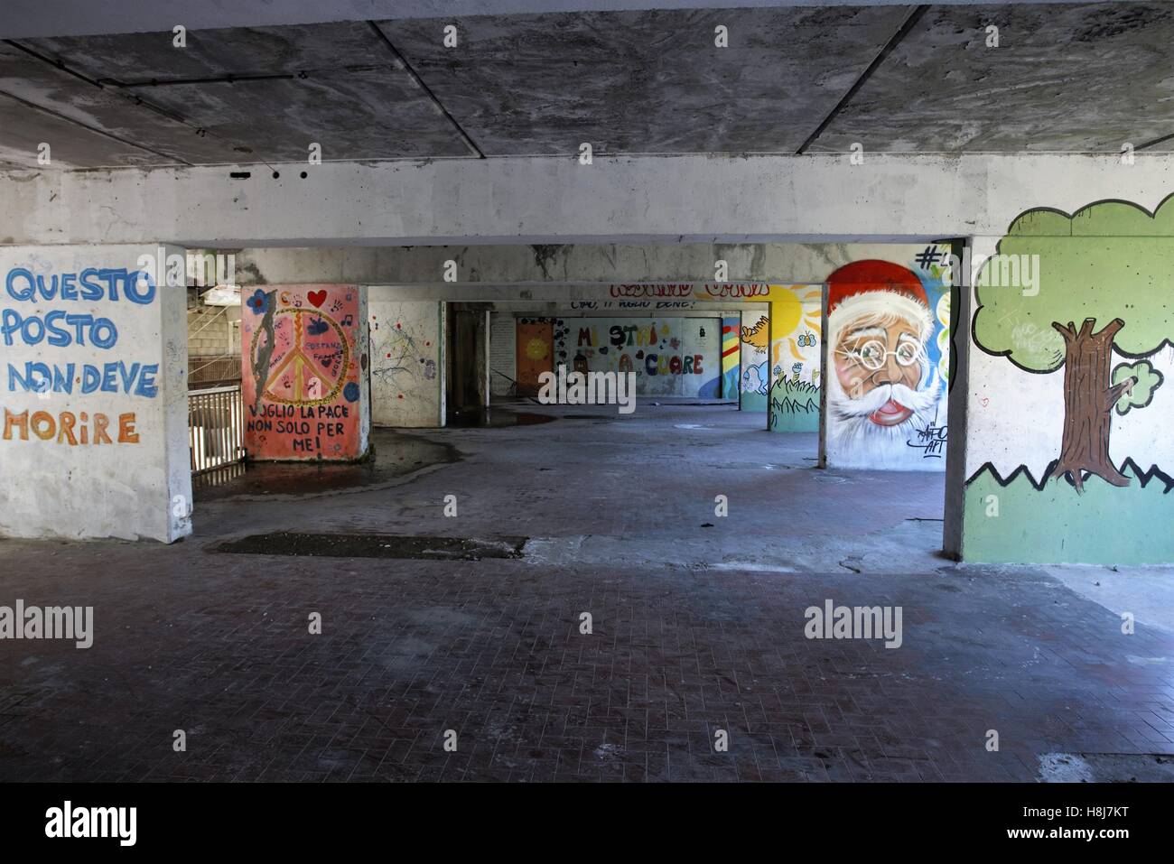 Infine nuove case per gli abitanti delle vele di Scampia Maria Di Domenico per la gioia di camminare lontano da 'monsters'-si chiamano così caduta dal balcone mezzo che lei e suo marito sono patch da soli-shot fuochi d'artificio. Sessanta anni, da trenta abitante della vela verde, uno dei più miserabili di alloggiamento degli edifici di blocco è diventata forse la più famosa nel mondo per la sua degradazione, per la delinquenza che ci sia il buono e il cattivo tempo, fingendo, rapina, minaccia e armi. Originata da un progetto di Franz Di Salvo tra il 1962 e ' 75. A Monaco sono eleganti condomini, Foto Stock