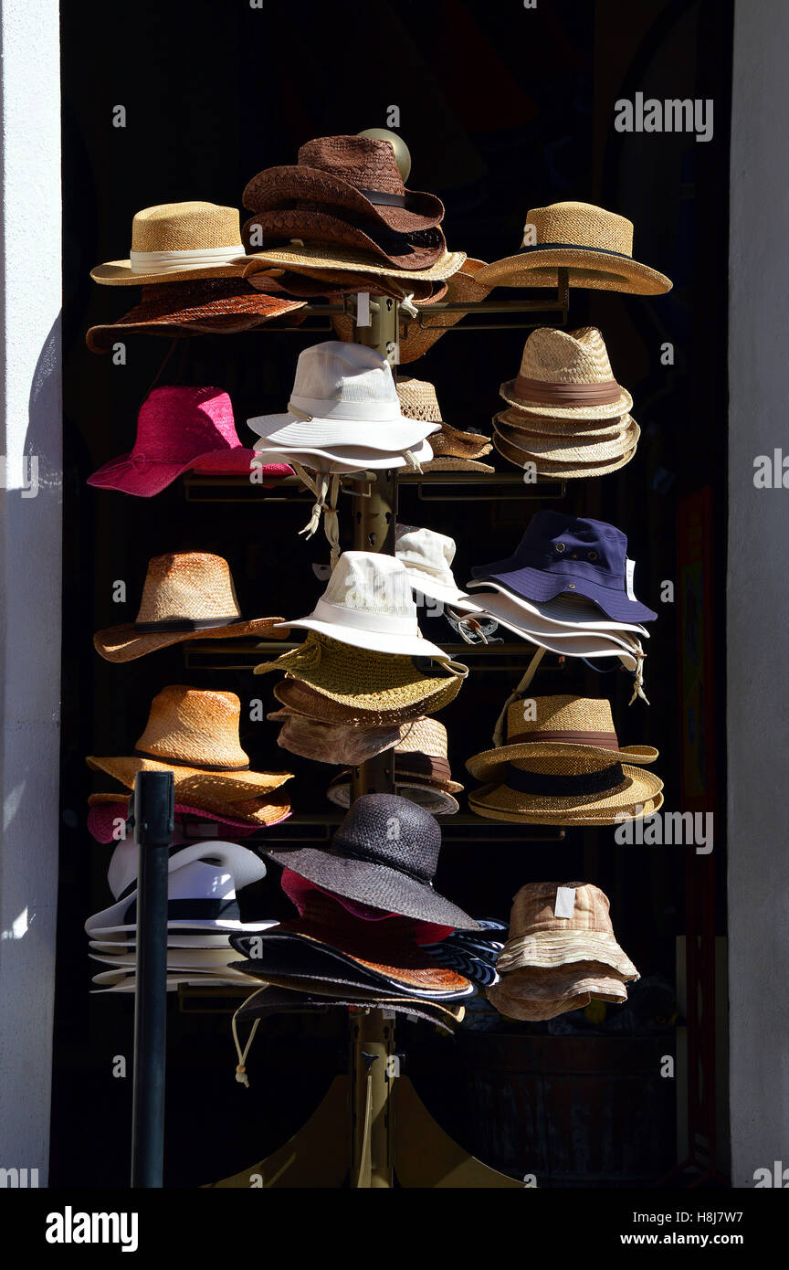 Cappelli per la vendita su un cappello di stand Foto Stock