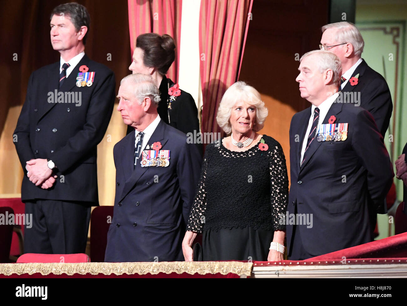 (Da sinistra a destra) Timothy Laurence, la Principessa Reale, il Principe di Galles e la duchessa di Cornovaglia e il Duca di York in occasione dell'annuale Festival Royal di ricordo presso la Royal Albert Hall di Londra. Foto Stock