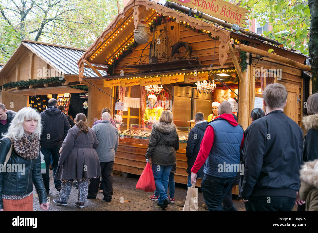 Temporaneo stallo alimentari come parte dei mercatini di Natale nel centro della città di Manchester, UK. Foto Stock