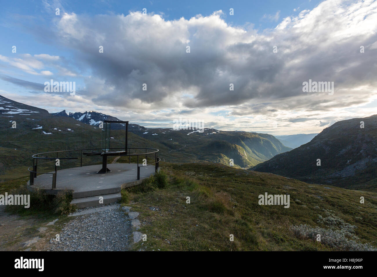 Nedre Oscarshaug Viewpoint, County Road 55, mountain pass road in Norvegia Foto Stock
