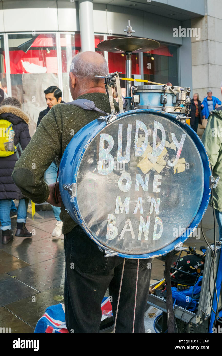 Un one man band musicista di strada per le donazioni nel centro della città di Manchester, UK. Foto Stock