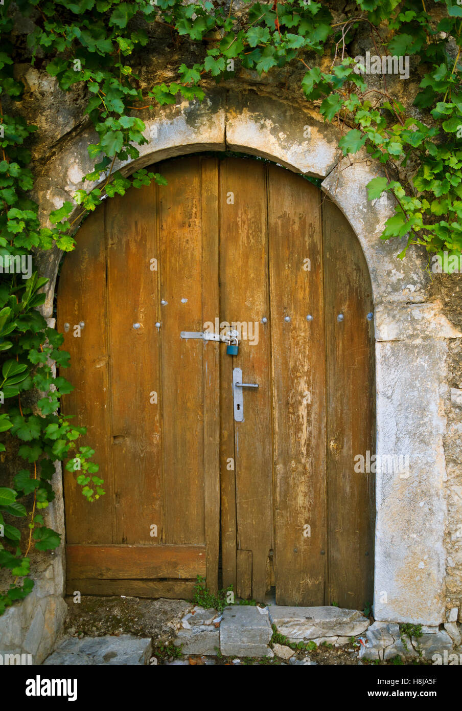 In legno antico ingresso della porta con arco in casa di pietra Foto stock  - Alamy