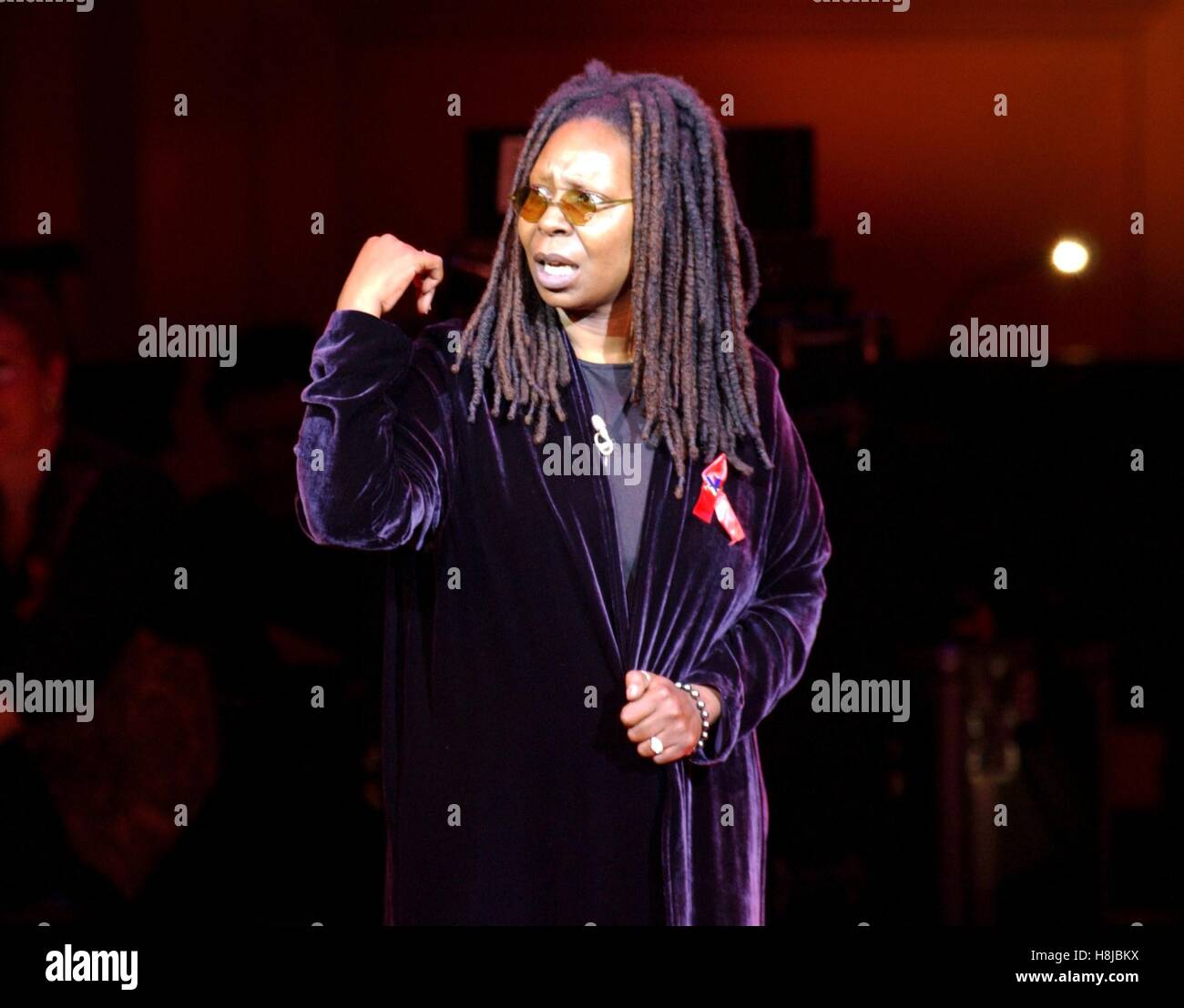 Whoopi Goldberg che ospita il "Devi avere amici' beneficio per il GMHC Carnegie Hall di New York City il 31 gennaio 2002 ©David Atlas / MediaPunch Foto Stock