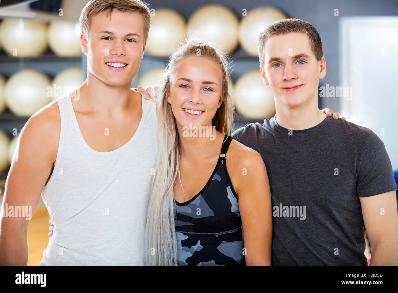 Fiducioso maschio e femmina amici sorridente in palestra Foto Stock