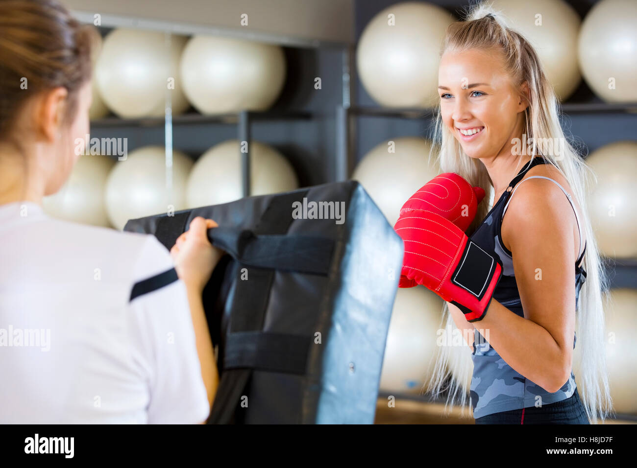 Boxer femmina praticare nel Club Salute Foto Stock
