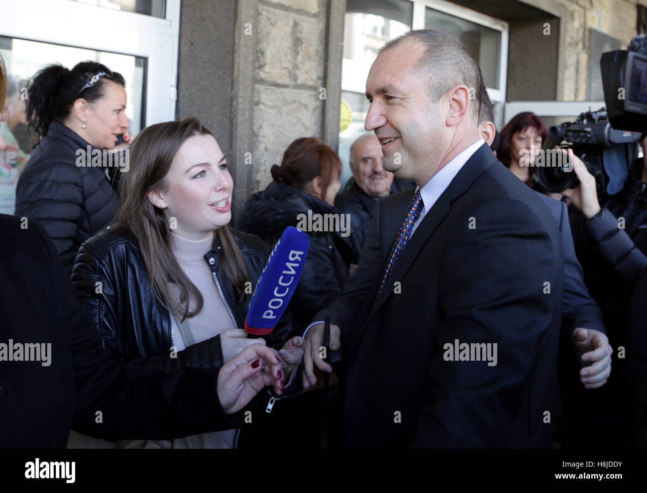 Sofia, Bulgaria - 13 Novembre 2016: Il candidato presidenziale rumine Radev lascia il seggio dove ha votato in seconda Foto Stock