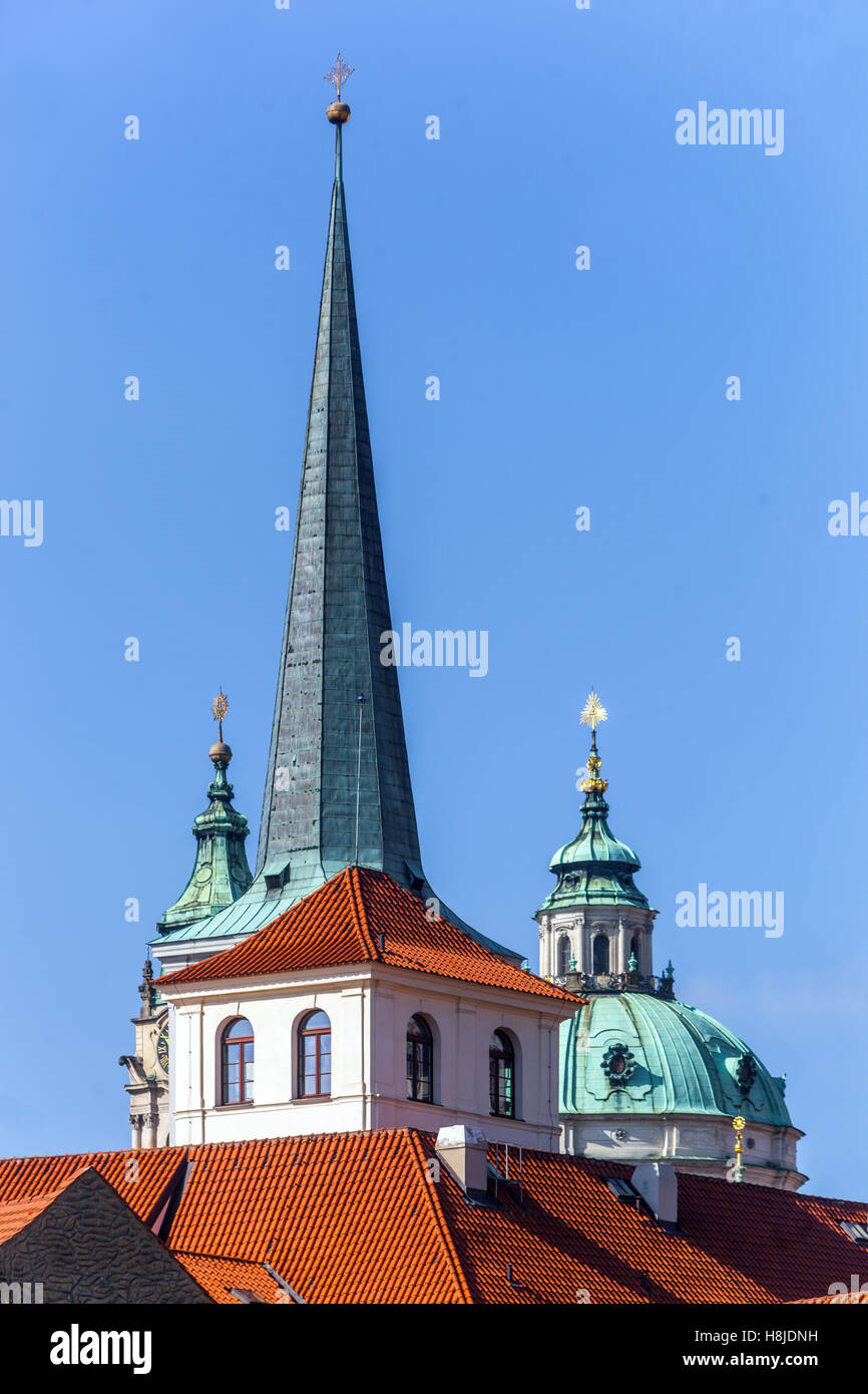 Campanile della chiesa di San Tommaso dell'ordine agostiniano sui tetti di Mala strana, cupola della chiesa di San Nicola, Praga, Repubblica Ceca Foto Stock