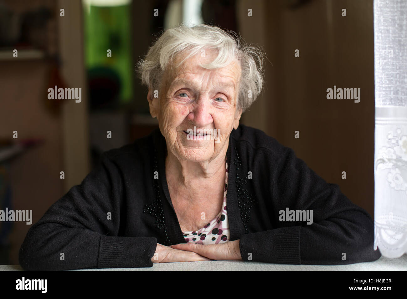 Ritratto di un positivo donna anziana (età 80-85) Foto Stock