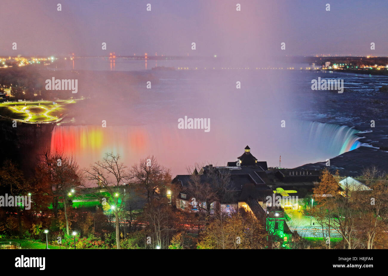 Angolo di alta vista delle cascate del Niagara la luce di illuminazione mostra del grand cascate Horseshoe e Table Rock Welcome Center canadese sulla Foto Stock