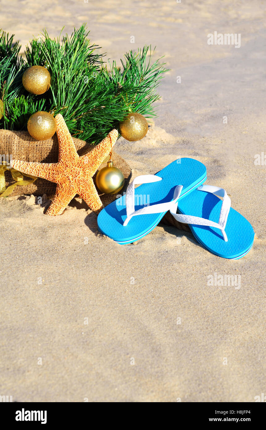 Albero Di Natale Estivo.Albero Di Natale Con Le Infradito Sulla Spiaggia Foto Stock Alamy