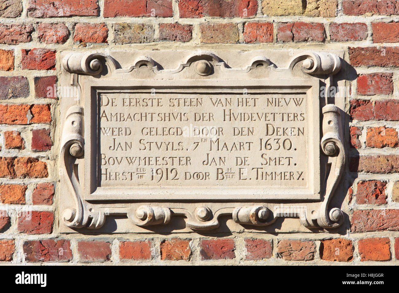 Una lapide sulla facciata della ex Guildhall dei conciatori (1630) a Bruges, Belgio Foto Stock