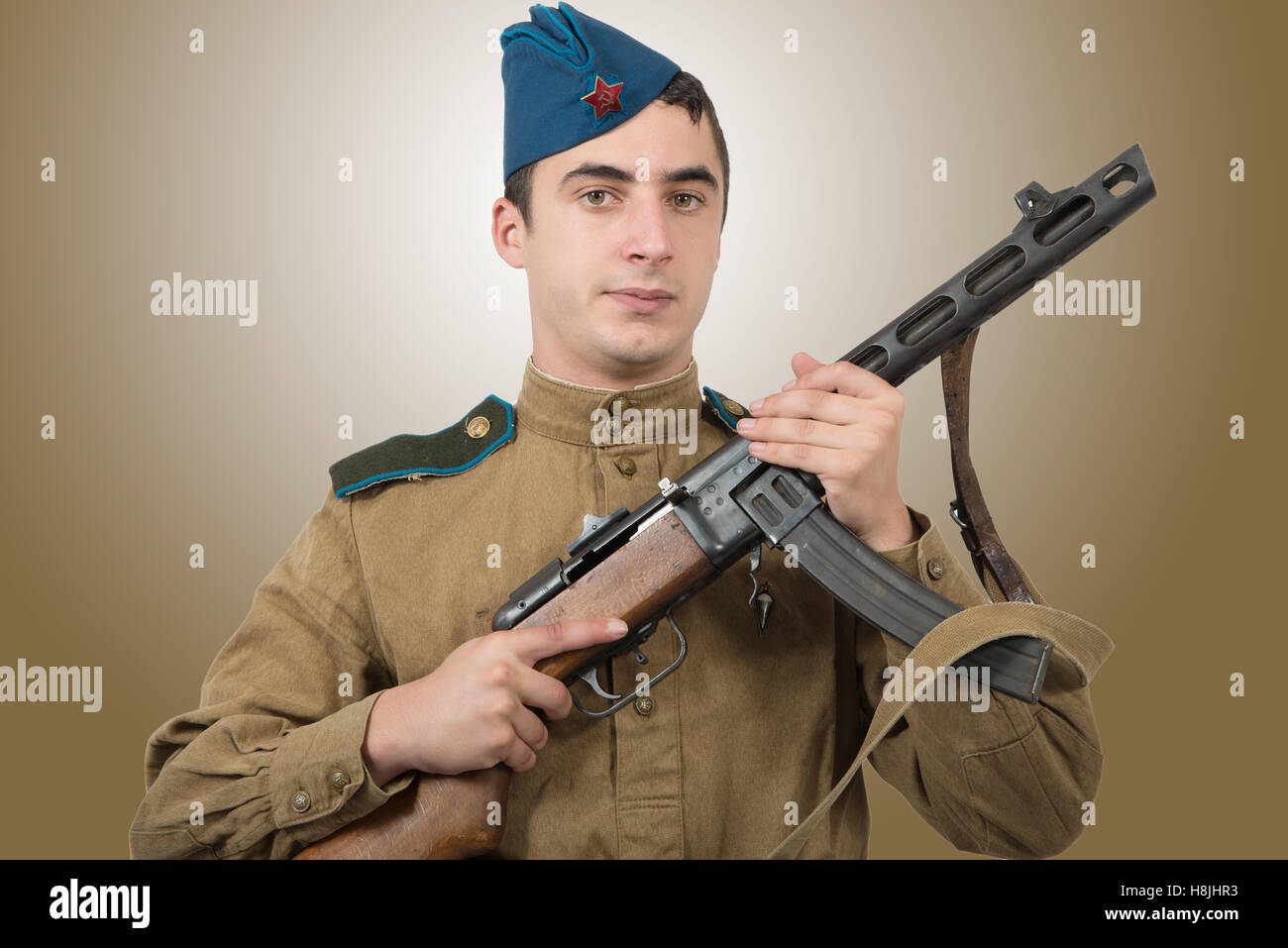 Paracadutista giovane soldato sovietico con la mitragliatrice, ww2 Foto Stock