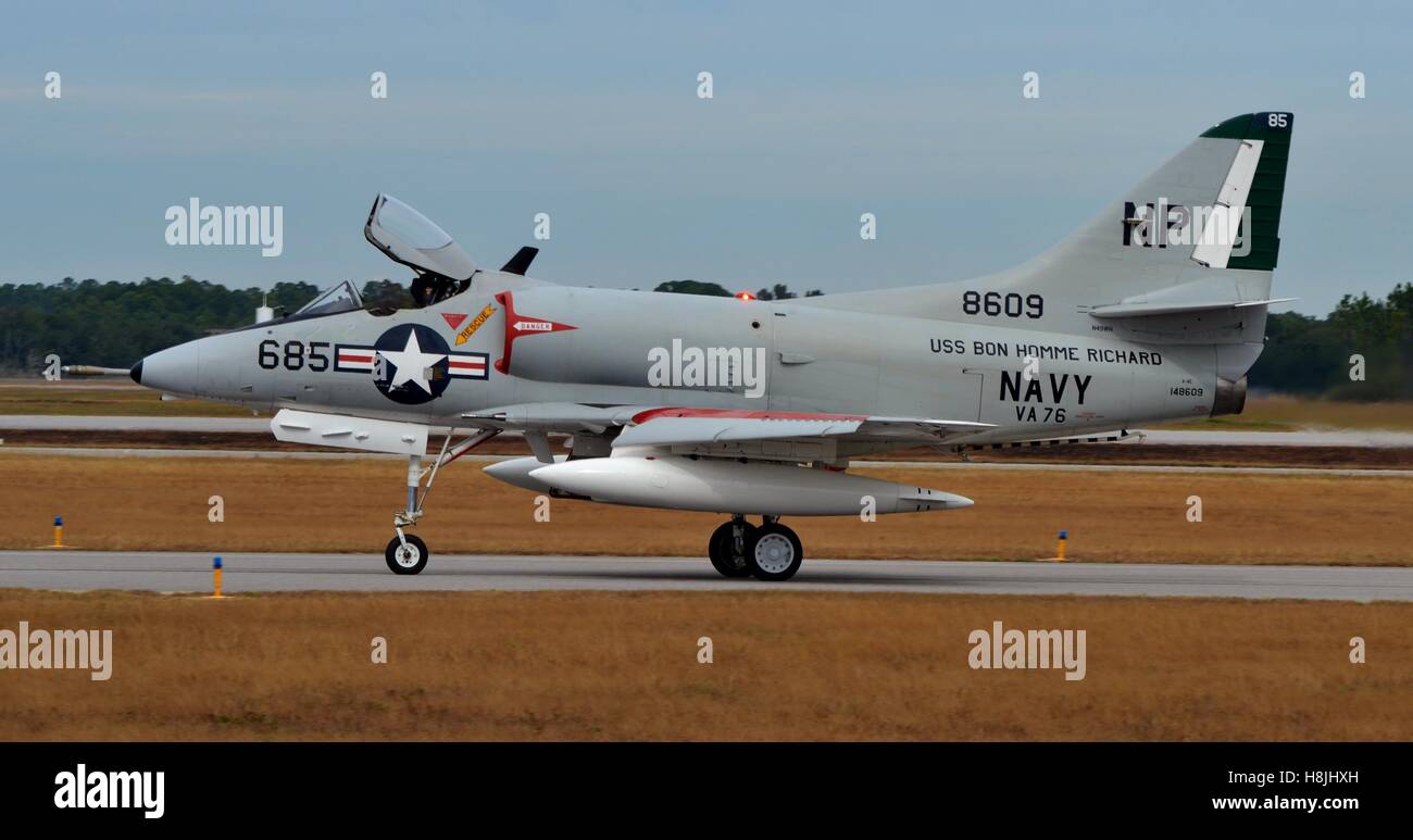 Un Vietnam-era la Marina A-4 Skyhawk attack jet rullaggio sulla pista Foto Stock